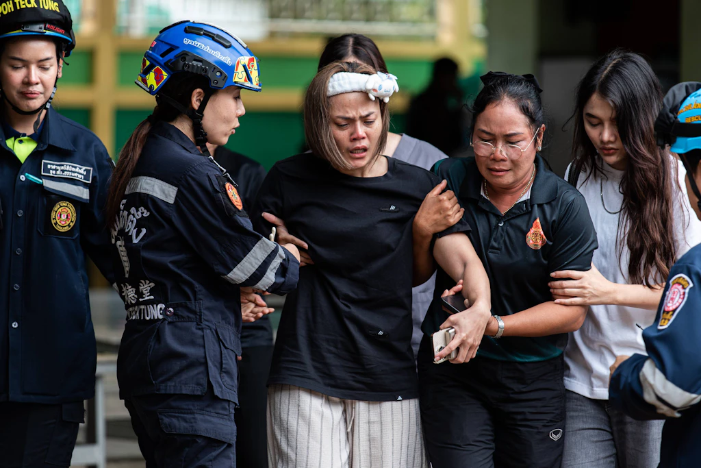 Angehörige vor der Debsirin Nonthaburi School nach dem Angriff am 7. August.