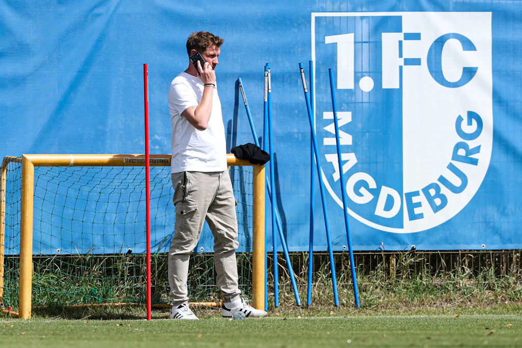 Sportdirektor Peer Jaekel schien sich über den gelungenen Transfer sehr zu freuen.