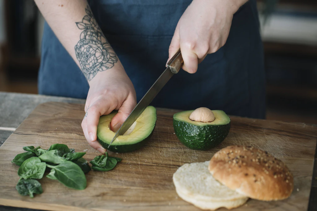 So geht es richtig! Beim Avocado-Schneiden ist Vorsicht geboten.