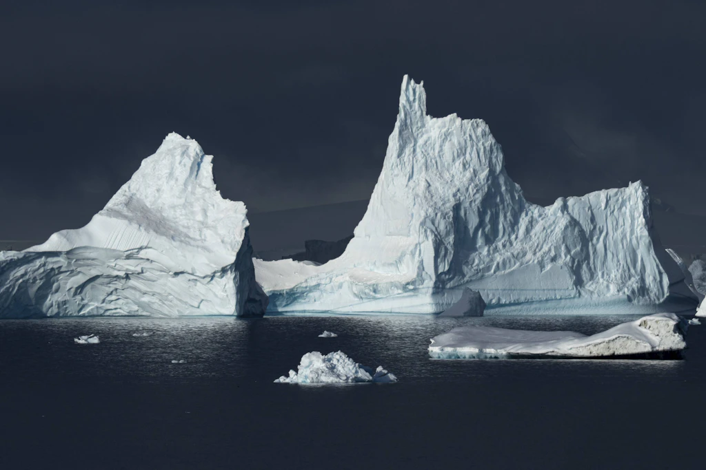 Eisberg in der Antarktis: Wärmeres Meerwasser lässt Schelfeis von unten schmelzen und beschleunigt dadurch den Abfluss von Gletschern ins Meer.