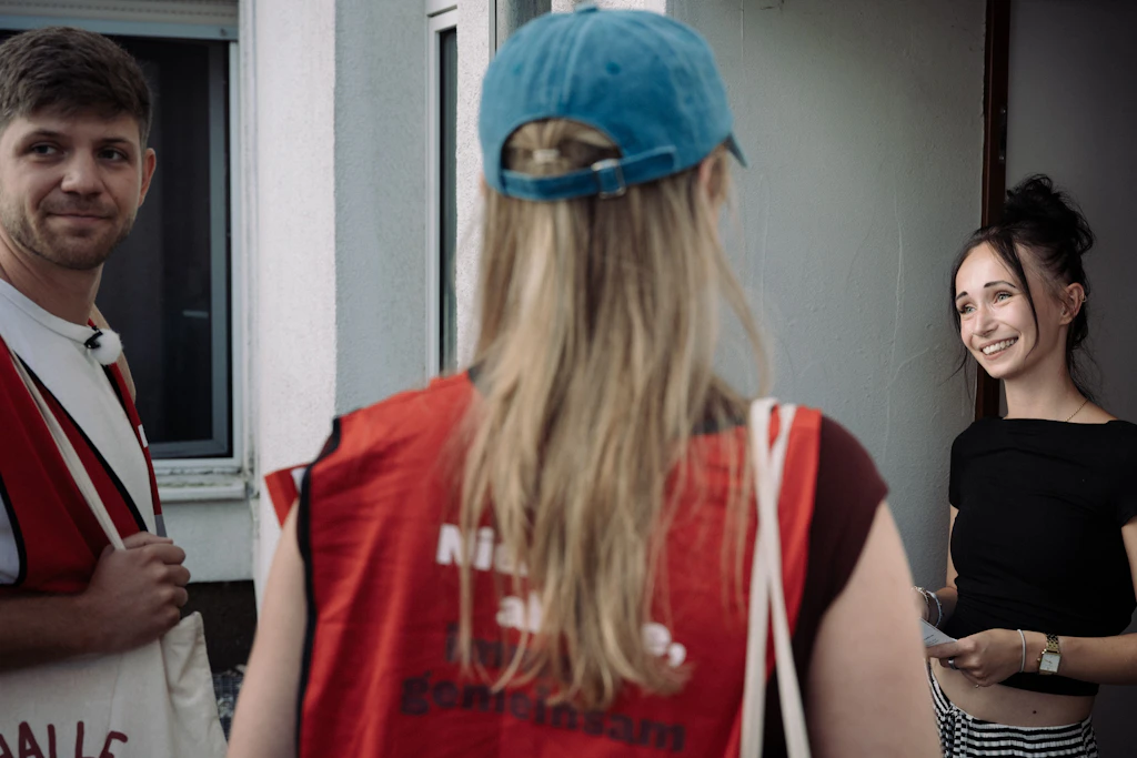 Es geht um hohe Mieten, soziale Gerechtigkeit und den Kampf gegen die AfD: Seit Mai 2025 hat die Linke in Halle (Saale) an rund 30.000 Haustüren geklingelt.