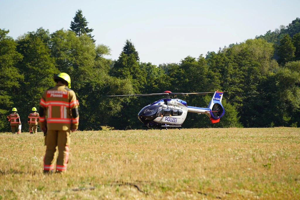 130 Feuerwehrleute sind aktuell vor Ort, 35 Einsatzfahrzeuge inklusive der beiden Löschhubschrauber wollen den Brand nahe Plauen löschen. Morgen fliegen die Hubschraueber wieder Wasser der nahen Talsperre Pirk heran.