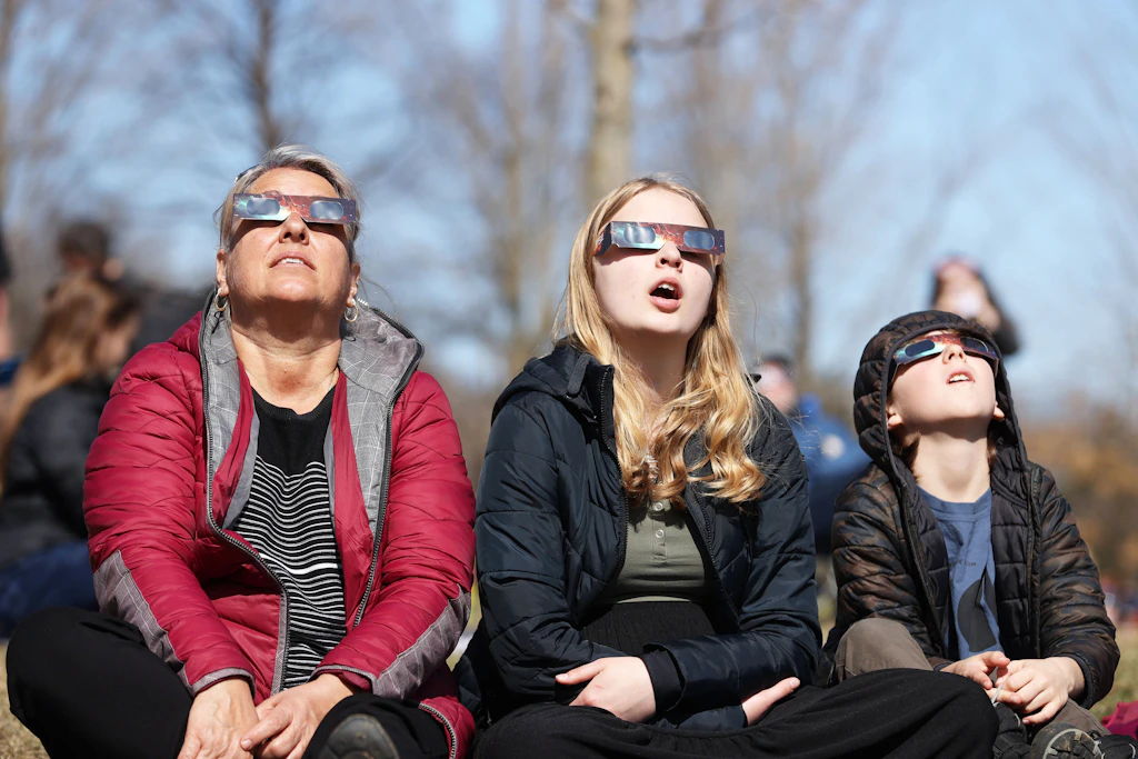 Die Sonnenfinsternis brachte viele Menschen zum Staunen. In Großbritannien waren die Bürger angehalten, während der Verfinsterung keine Wäsche zu waschen.
