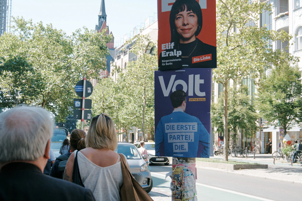 Wahlplakate mehrerer Parteien an einem Laternenmast an der Schloßstraße in Berlin-Steglitz.