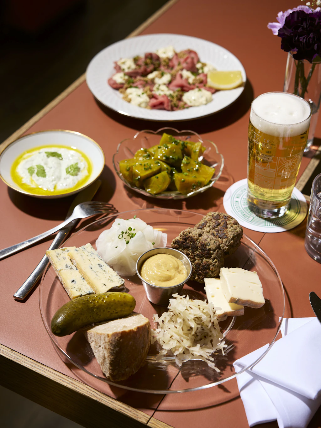 Plattenbau im Restaurant: Auch die üppige Vorspeisenplatte im Luzii kann sich sehen lassen.