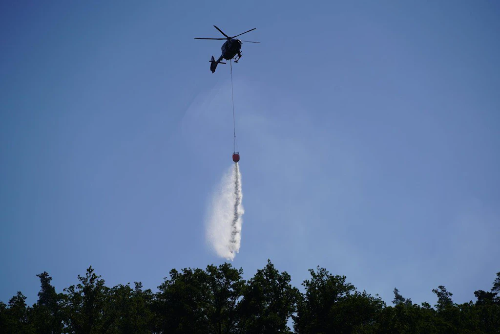 Hilfe vom Himmel: Zwei Löschhubschrauber der sächsischen Polizei helfen den Kameraden vor Ort bei der Waldbrandbekämpfung.