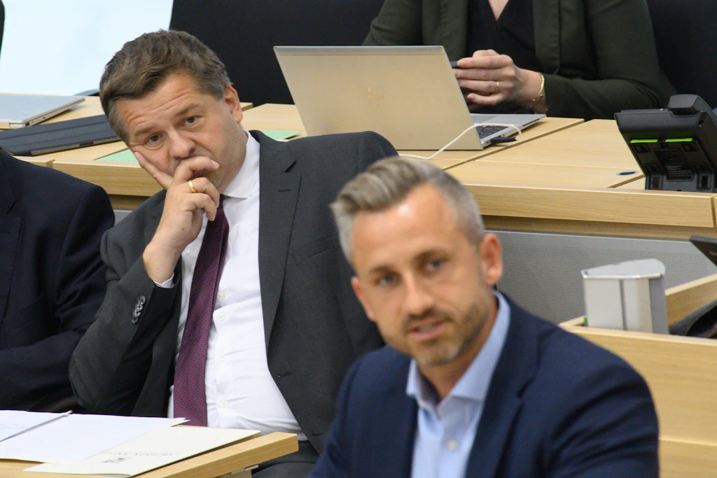 Sven Schulze (CDU), Ministerpräsident des Landes Sachsen-Anhalt (hinten links) warnt vor der Wahl des BSW.