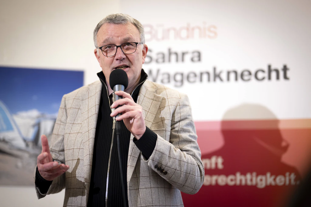 Michael Lüders, Spitzenkandidat des BSW für die Abgeordnetenhauswahl in Berlin, fordert, die CO<sub>2</sub>-Bepreisung auszusetzen und die Mehrwertsteuer auf sieben Prozent zu senken.
