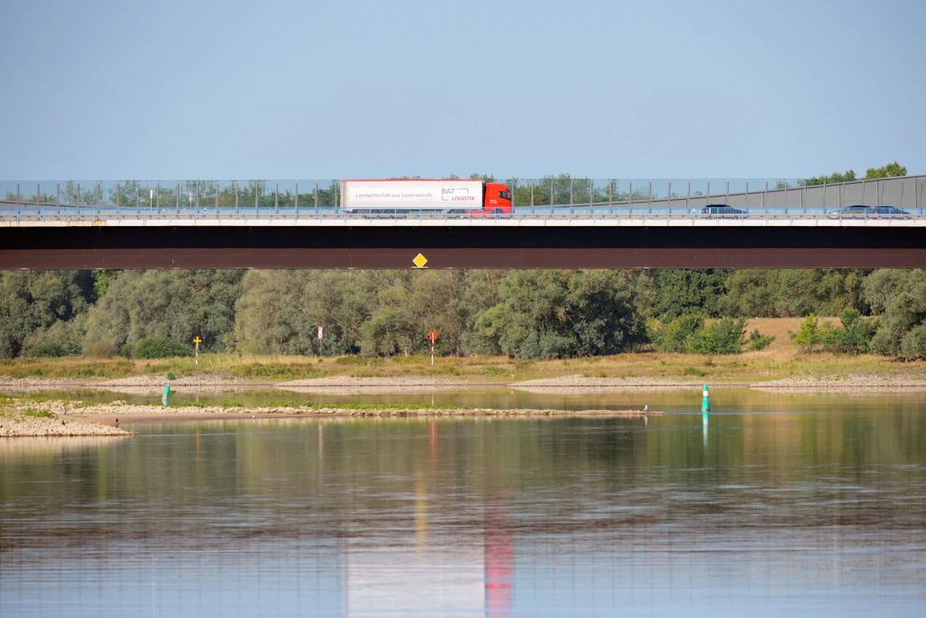 Weil viele Flüsse zu wenig Wasser führen, werden zahlreiche Transporte anstatt per Schiff derzeit per Lkw erledigt.