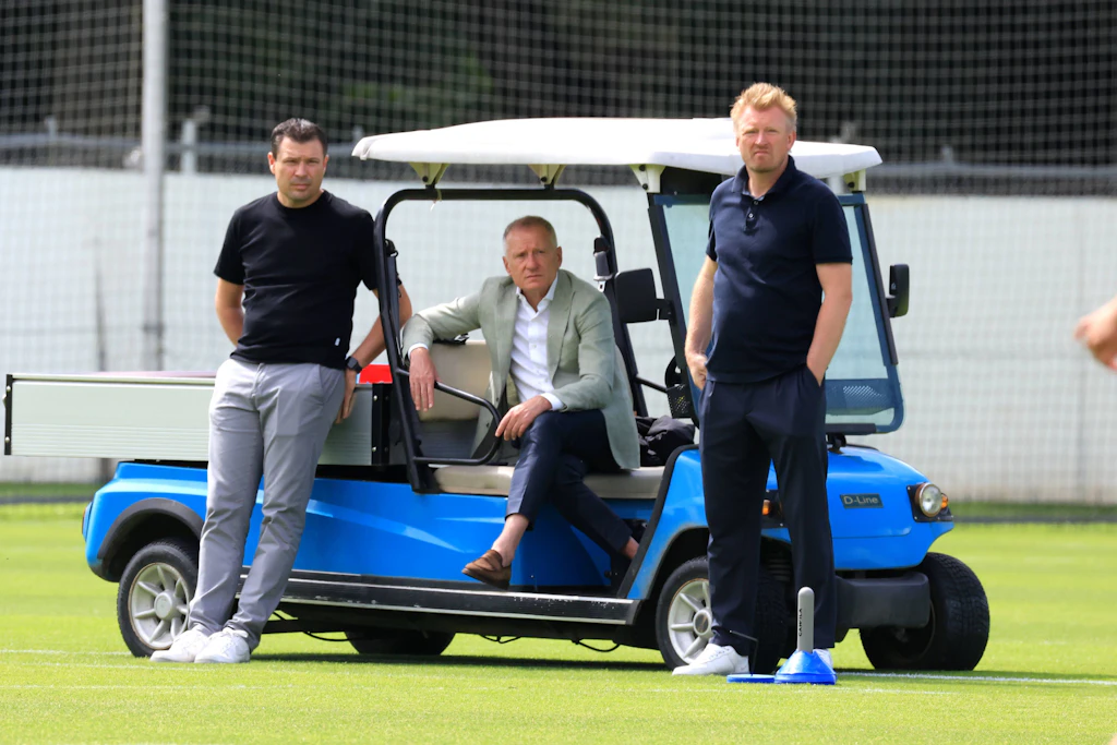 Sportdirektor Benjamin Weber, Geschäftsführer Dr. Peter Görlich und Kaderplaner Bastian Huber  suchen einen Mittelstürmer für Hertha BSC.