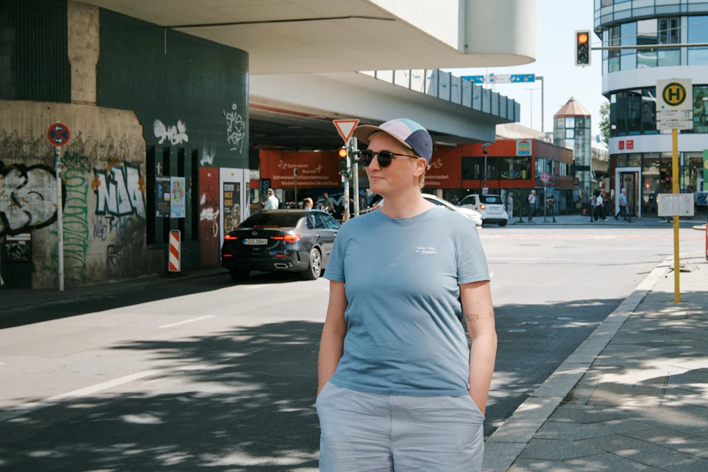 Max A., 39, holt Besuch von der Schloßstraße ab. „Ich glaube nicht, dass viele AfD-Wähler wissen, was im Wahlprogramm steht, was das für die Menschen bedeutet.“