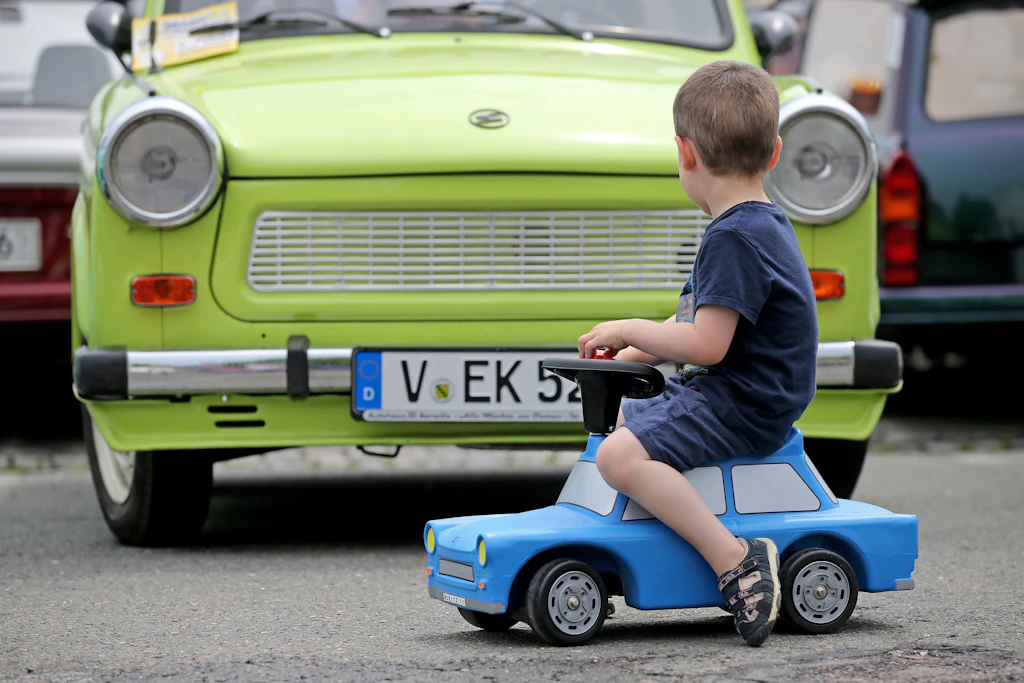 Der kleine Moritz mit seinem Spielzeug-Trabi auf dem Internationalen Trabantfahrer-Treffen in Zwickau.