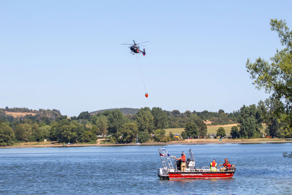 Die Taucherstaffel der Zeulenrodaer Feuerwehr sicherte die Wasserentnahme durch die neuen Löschhubschrauber an der Talsperre Pirk ab.