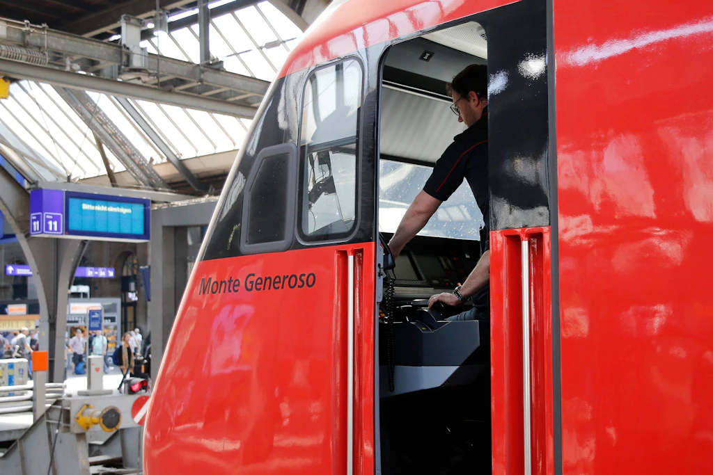Lokführer im Führerstand eines Zuges in der Schweiz. Während der Fahrt gilt volle Konzentration. (Symbolbild)