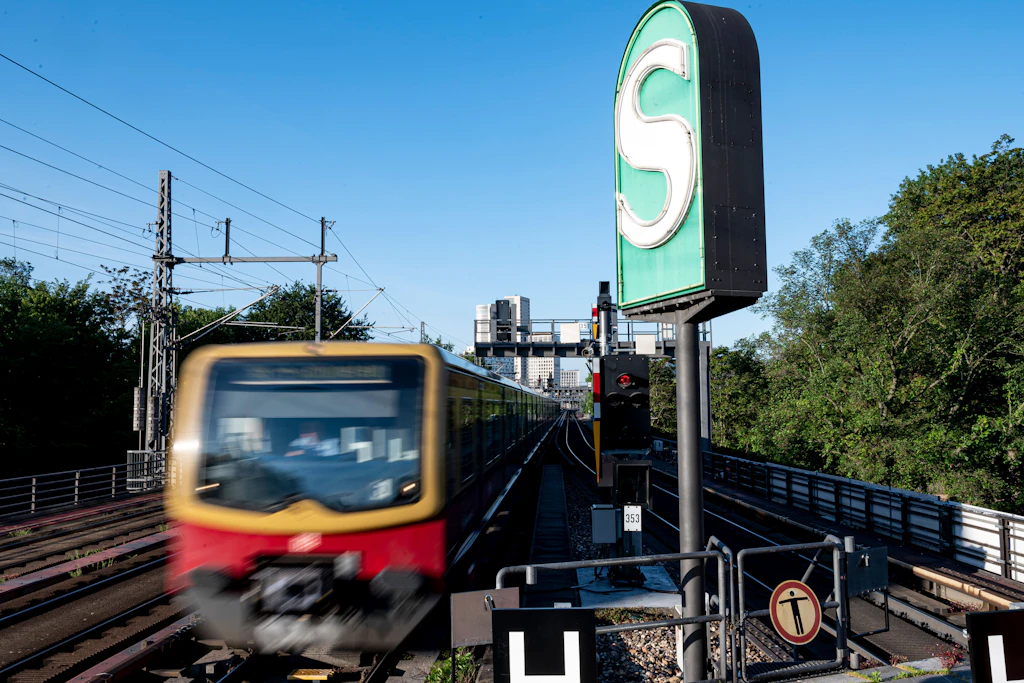 Bei der Berliner S-Bahn kommt es am Morgen zu Störungen.