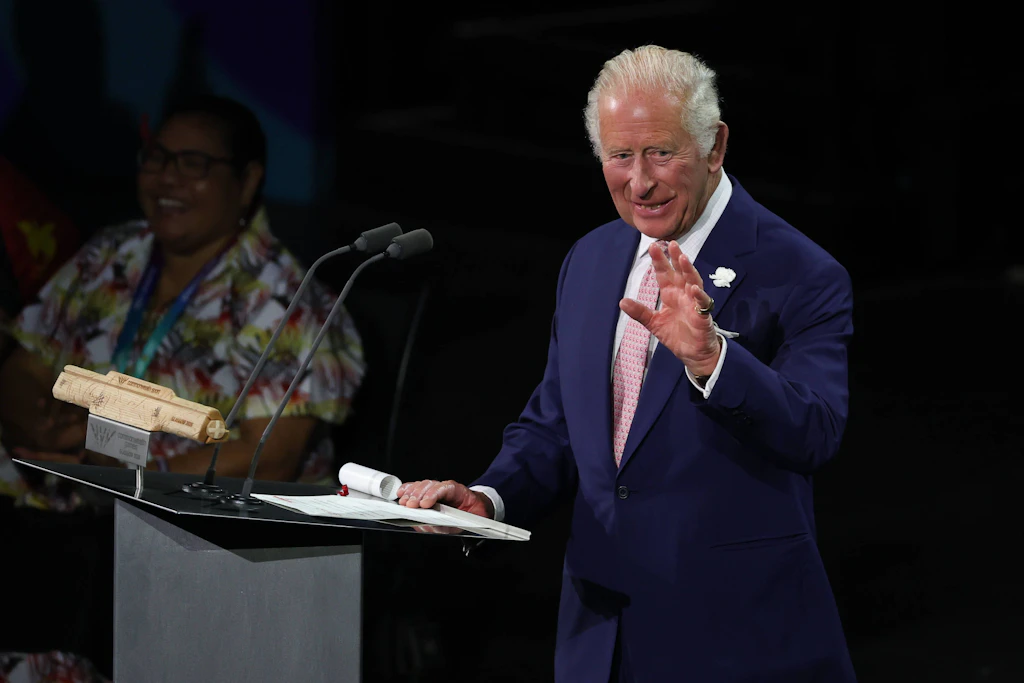 König Charles III. steht am Rednerpult und eröffnet die Commonwealth Games in Glasgow 2026.