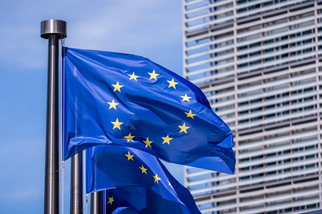 EU Flaggen wehen am Eingang zur Europäischen Kommission.