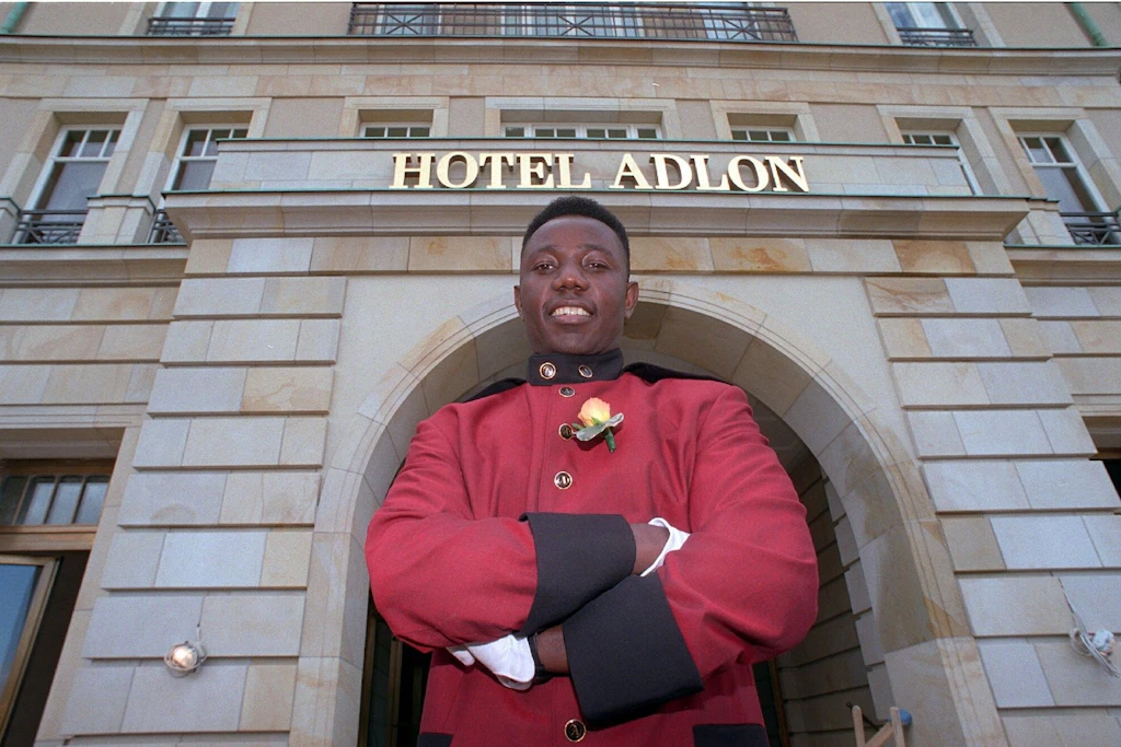Begrüßung in schmucker Uniform: Hoteldiener Joseph Nyarko im Eröffnungsjahr vor dem Haupteingang des Hotels Adlon am Brandenburger Tor