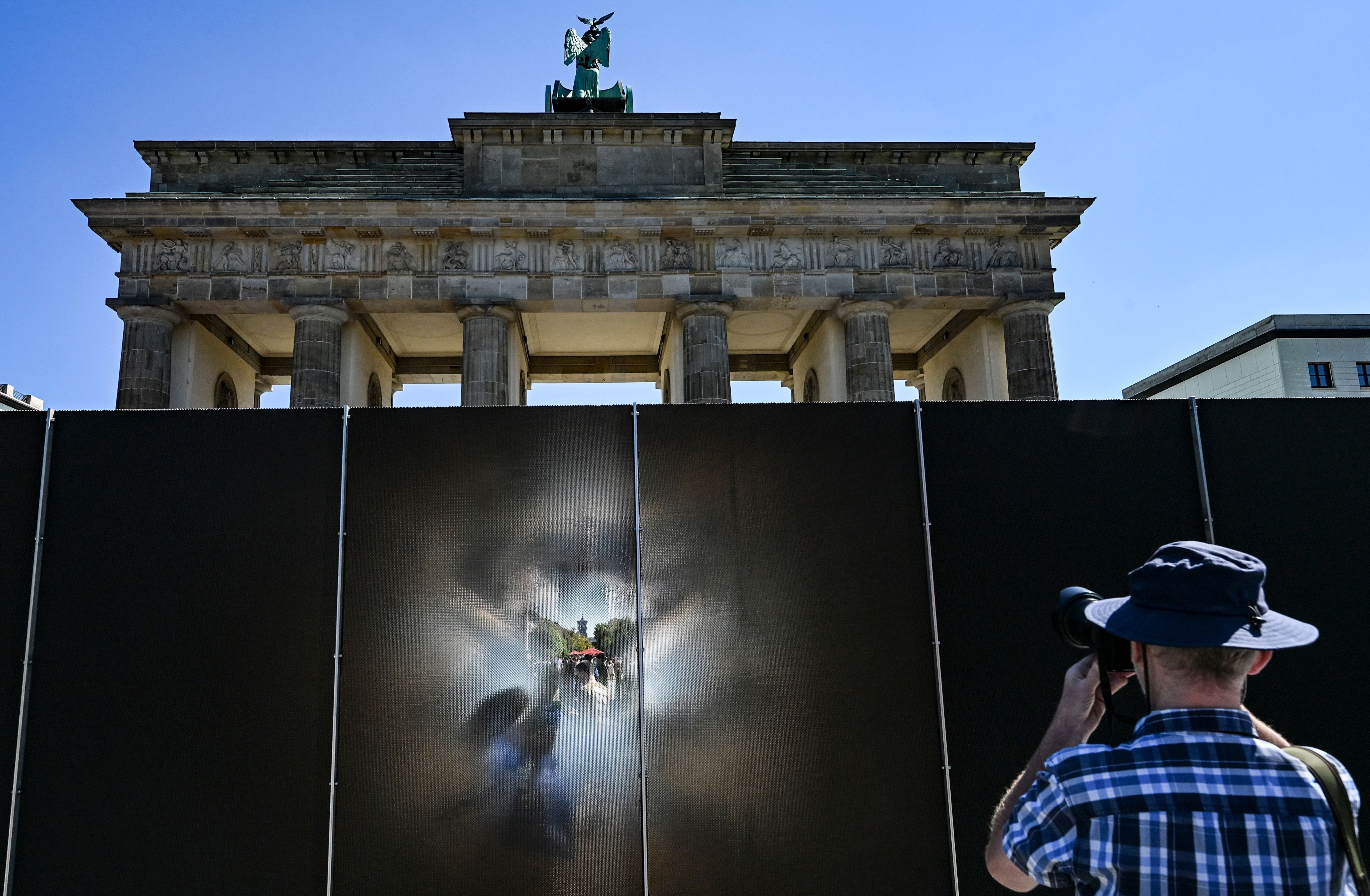 65 Jahre Mauerbau: Starke Messages und eine raffinierte Mauer am Brandenburger Tor