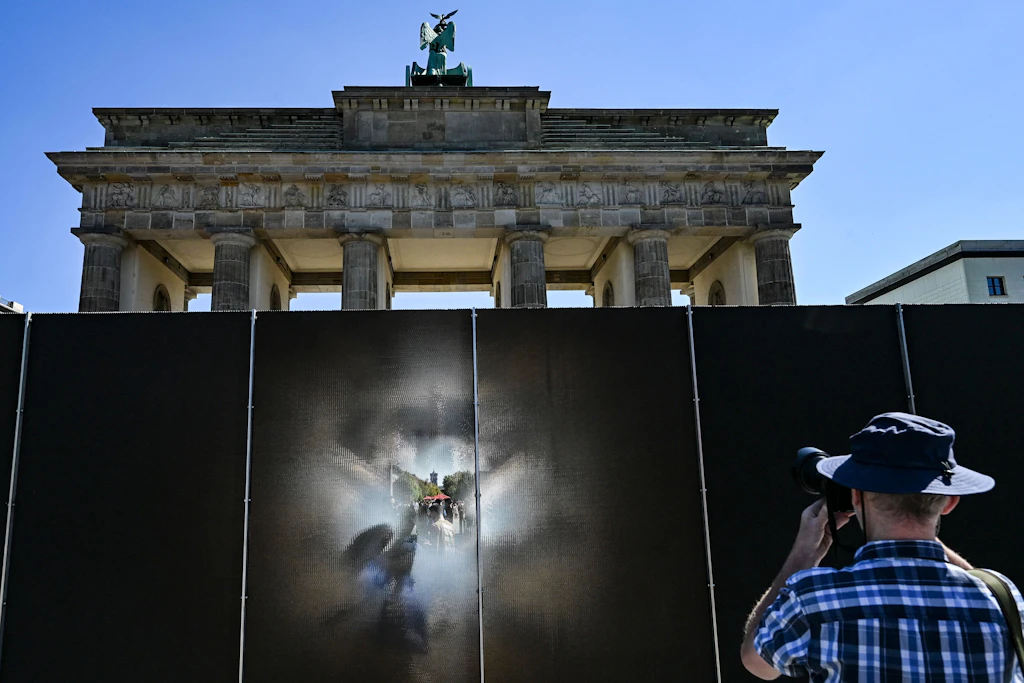 Am Brandenburger Tor erinnert eine Installation an die einstigen Grenzanlagen. Je nach Blickwinkel erscheint diese Mauer durchlässig oder undurchdringlich.