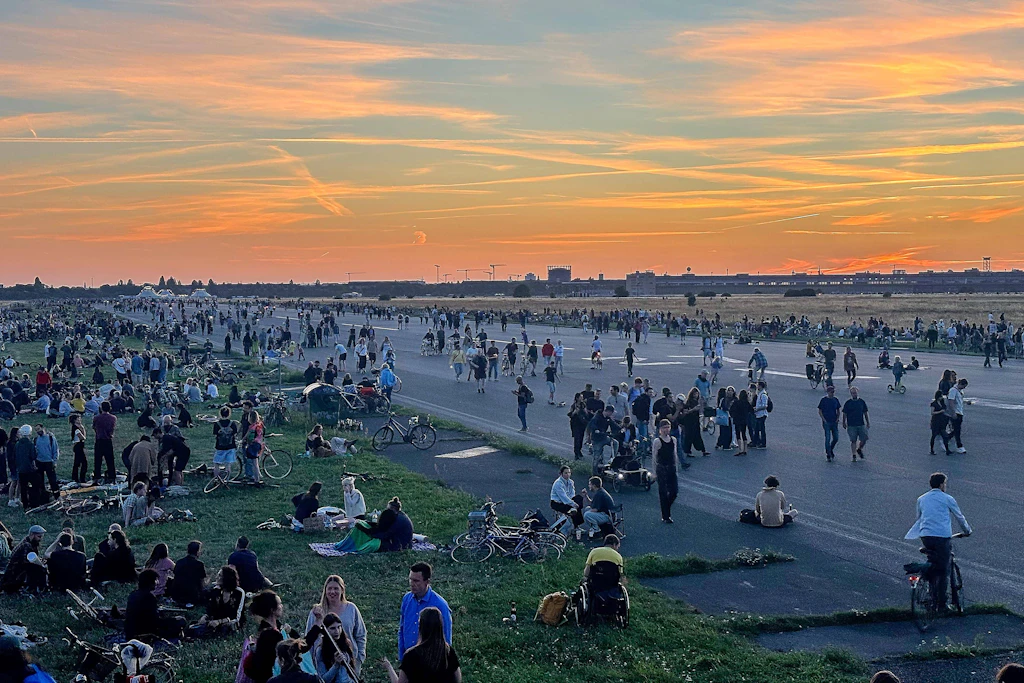Am Tag der Sonnenfinsternis Mitte August flanieren Menschenmassen über das (noch) unbebaute Tempelhofer Feld.