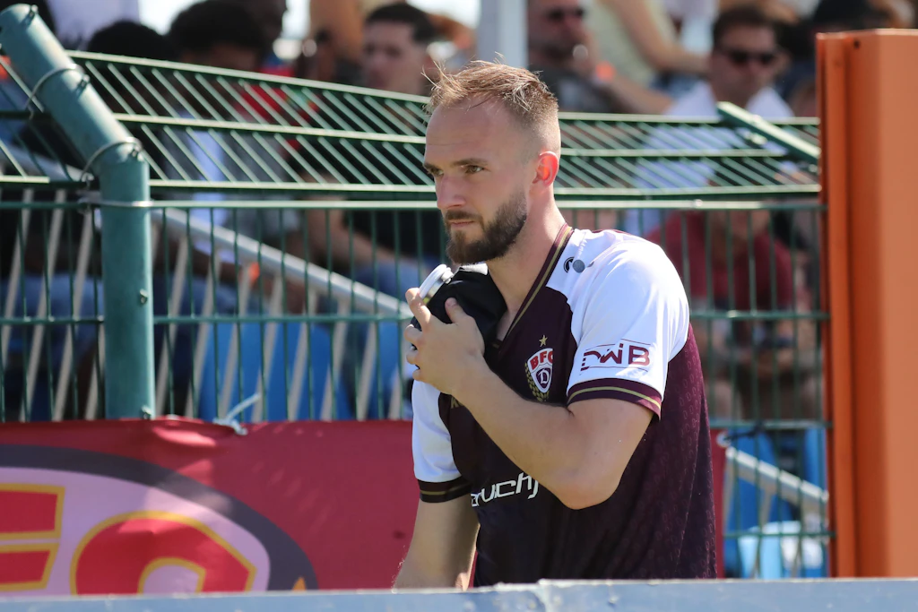 Tobias Gunte vom BFC Dynamo verletzt sich im Spiel gegen den FSV Zwickau, muss mit einer Eispackung an der Schulter raus.