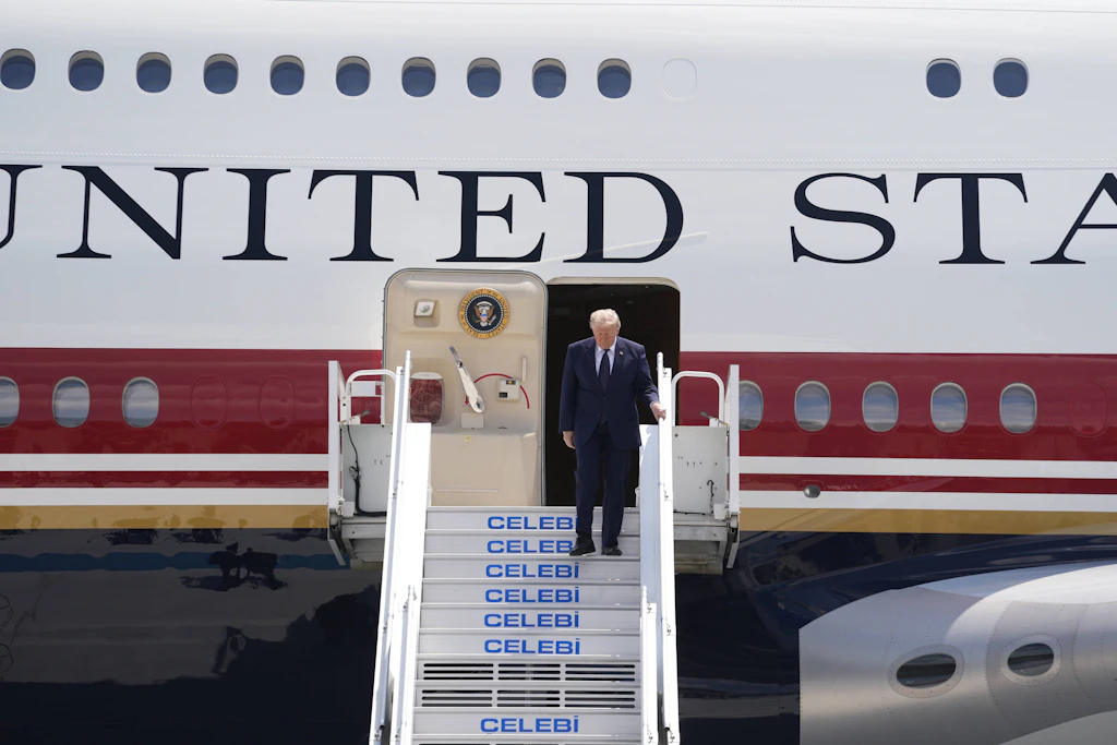 US-Präsident Donald Trump steigt am 7. Juli vor dem Nato-Gipfel am Flughafen Ankara aus seiner Maschine.