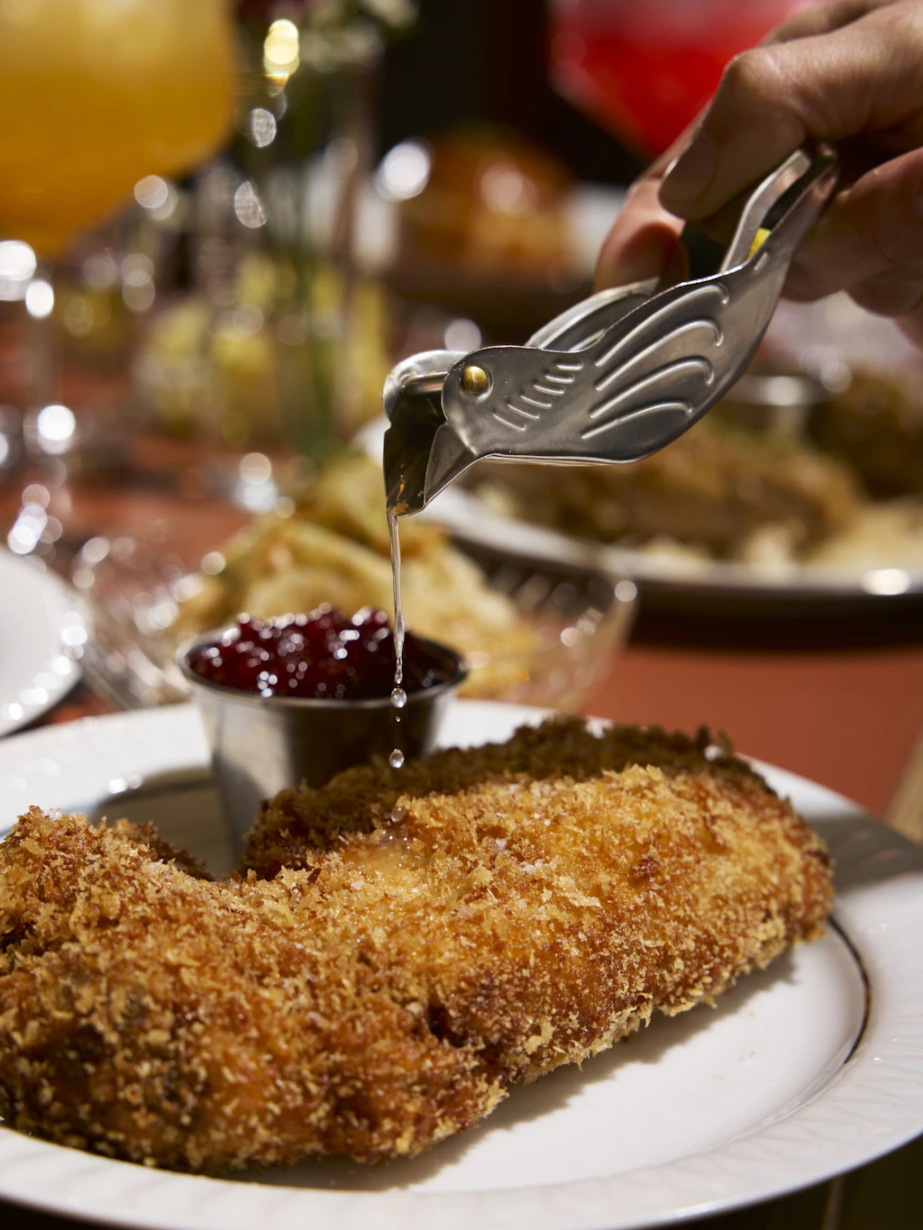 Zitronensaft aus der Taube: Auch das Cordon Bleu wird im Luzii mit handwerklichem Anspruch neu gedacht.