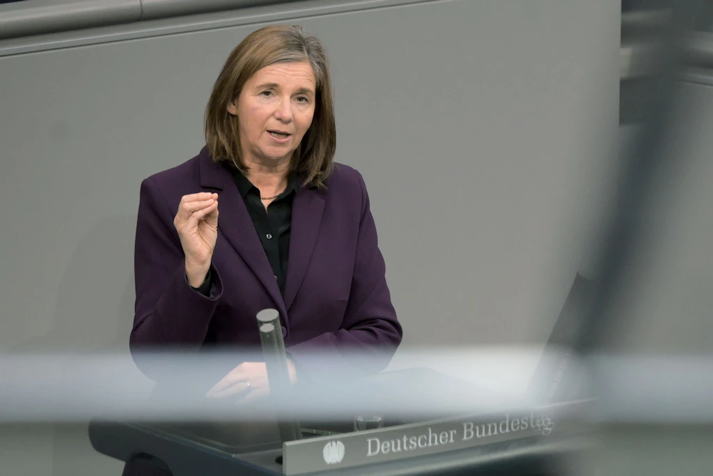 Katrin Göring-Eckardt, in der DDR geboren und aufgewachsen, sieht bei dem Umgang mit der Geschichte auch Fehler in Westdeutschland.