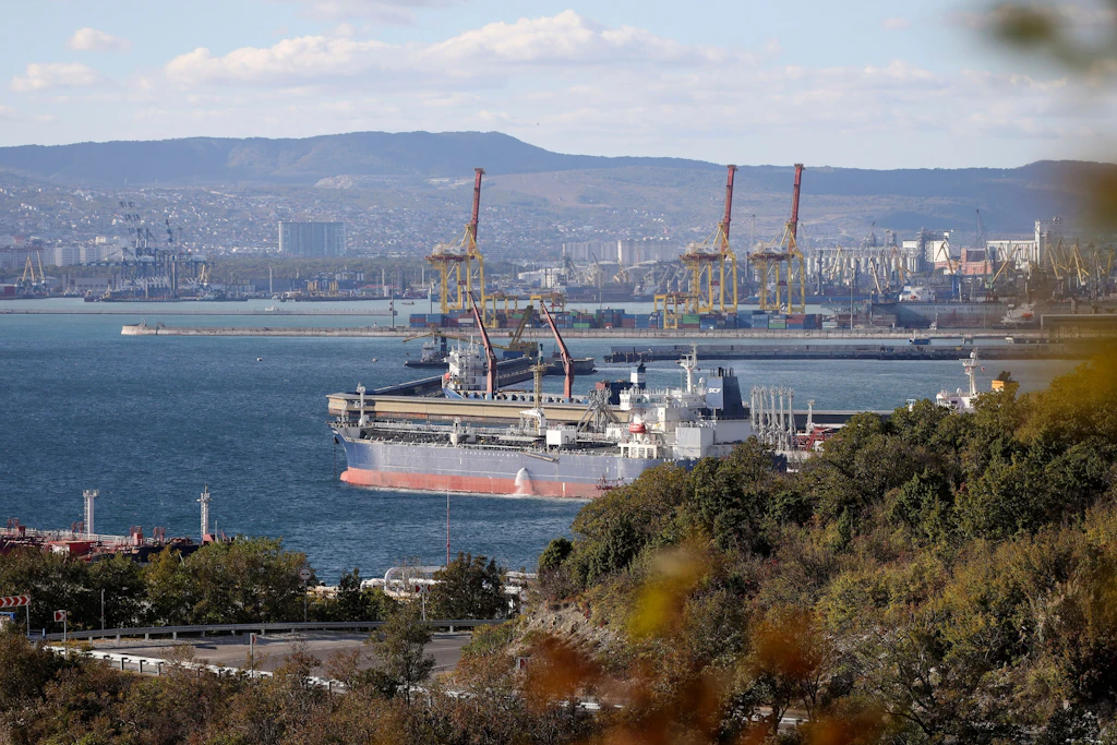 Ein Öltanker liegt im Hafen von Noworossijsk