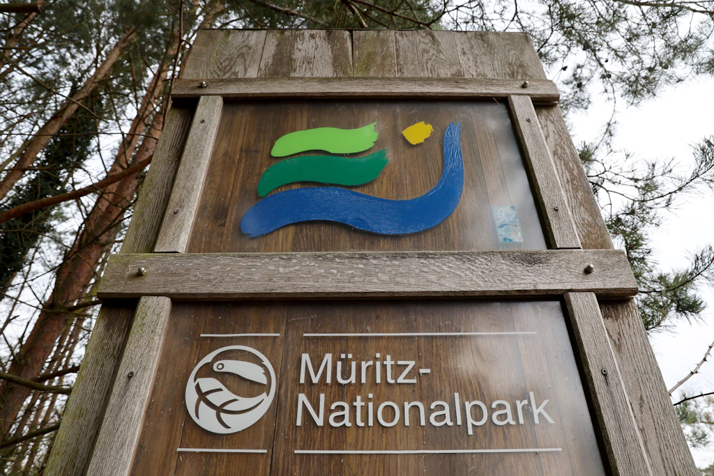 Ein Schild steht am Eingang zum Müritz-Nationalpark.
