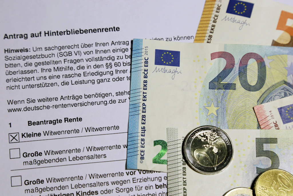 Die Waisenrente ist eine Hinterbliebenenrente. Im September prüft die Deutsche Rentenversicherung, ob volljährige Bezieher weiter Anspruch haben. (Symbolbild)