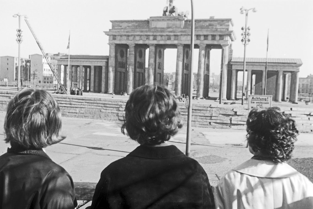 West-Berliner schauen auf die Mauer am Brandenburger Tor. Ihr Bau kam nicht so überraschend, wie man im Westen glaubte.
