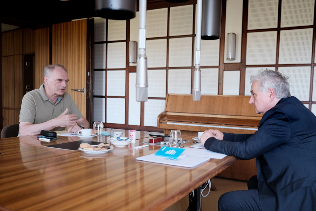 Stefan Raue im Gespräch mit dem Herausgeber der Berliner Zeitung Michael Maier