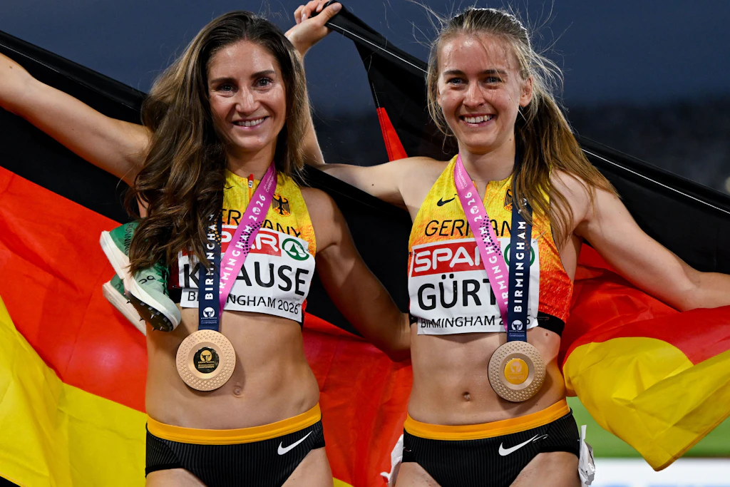Gesa Krause (links) und Olivia Gürth feiern nach dem EM-Finale über 3000 Meter Hindernis in Birmingham mit der deutschen Fahne.