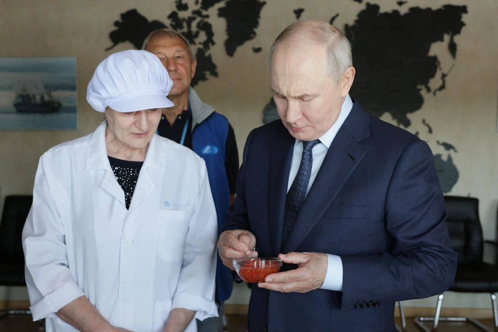 Der russische Präsident Wladimir Putin beim Besuch einer Fischfabrik.