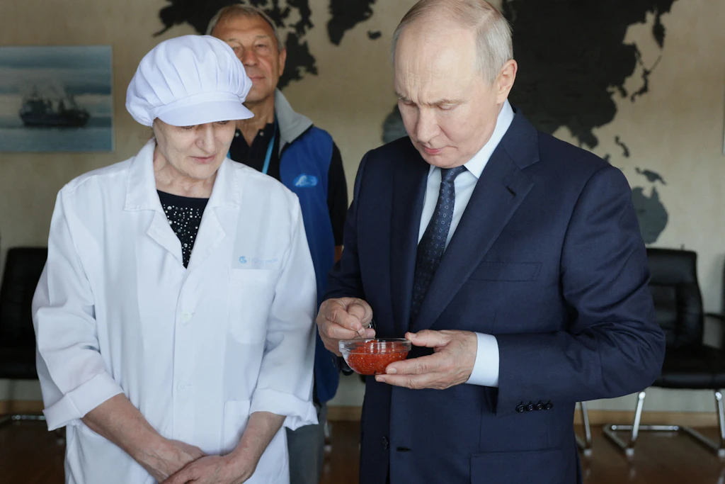 Der russische Präsident Wladimir Putin beim Besuch einer Fischfabrik.