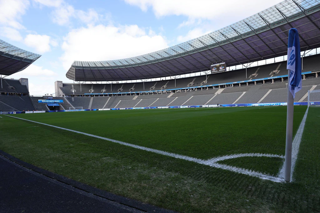 Ach, ist der Rasen schön grün! Hertha BSC wollte im Olympiastadion trainieren. Doch die Olympiastadion GmbH ließ es mal wieder nicht zu.