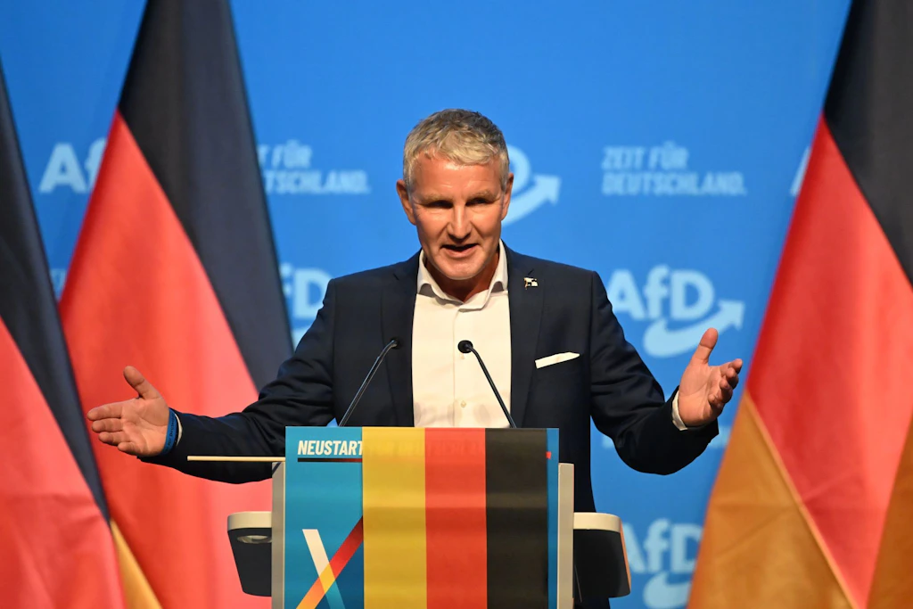 Polizei beschlagnahmt Anti-Höcke-Plakat in Fürstenwalde: Anzeige gegen Linke