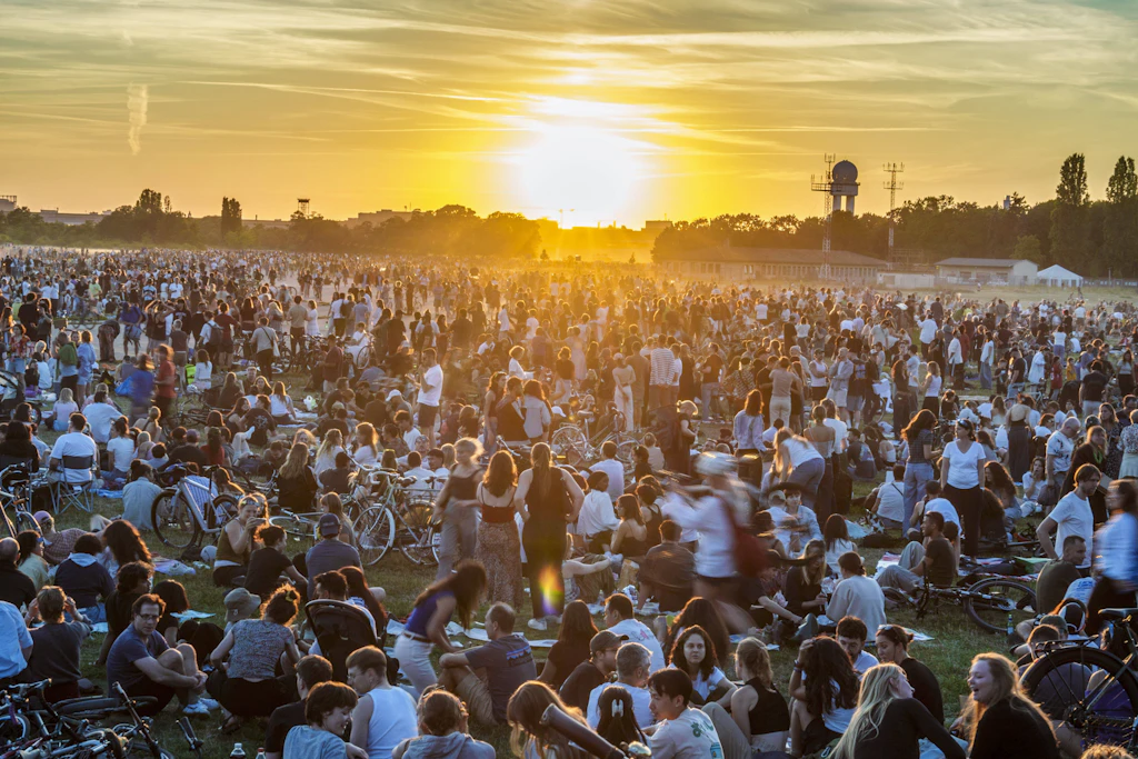 Sonnenfinsternis Mitte August: Besucher genießen das Spektakel auf dem Tempelhofer Feld
