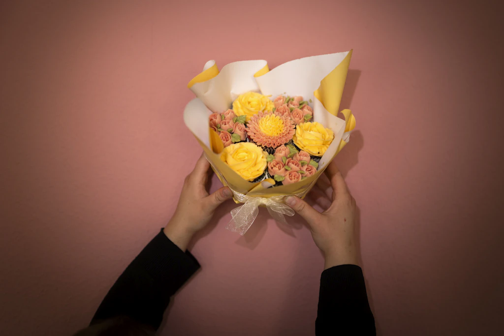 Sophie Schwarzenberger hält den kleinsten ihrer Cupcake-Blumensträuße in die Höhe. Die Blüten sind aus italienischer Buttercreme.