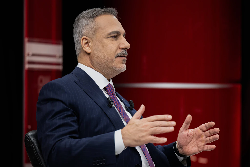 Der türkische Außenminister Hakan Fidan bei einem Fernsehauftritt in Ankara