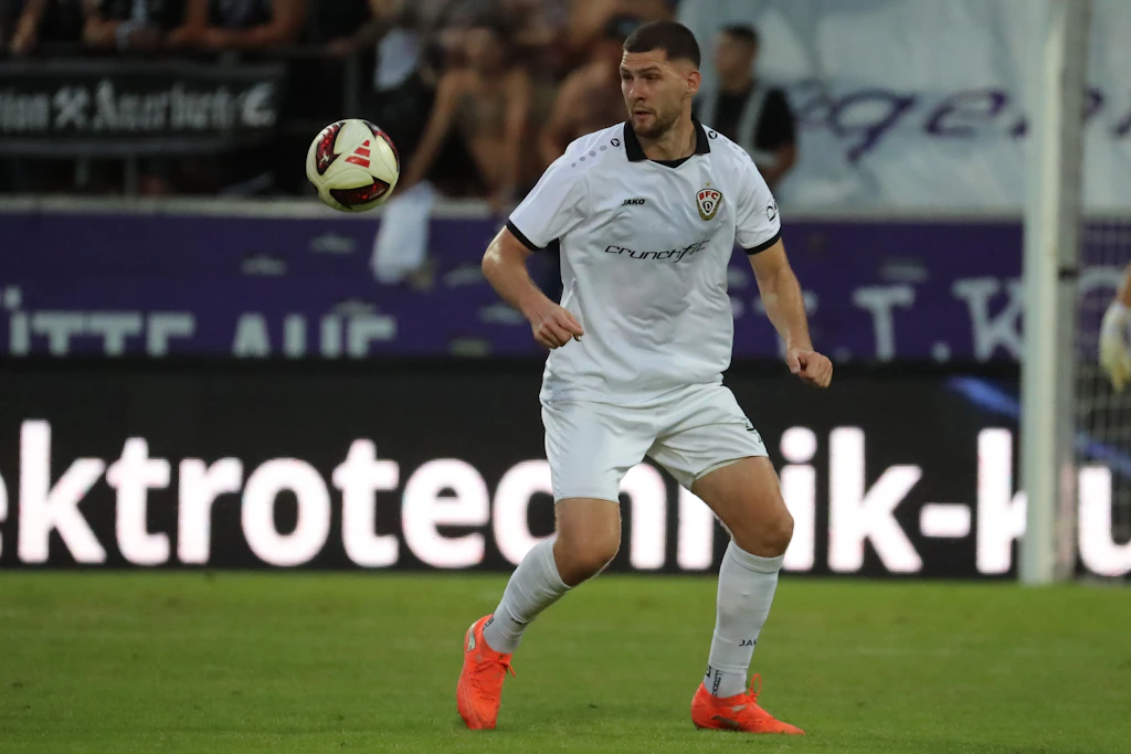 Viktor Miftaraj fällt beim BFC Dynamo nicht nur wegen seiner Körpergröße auf.