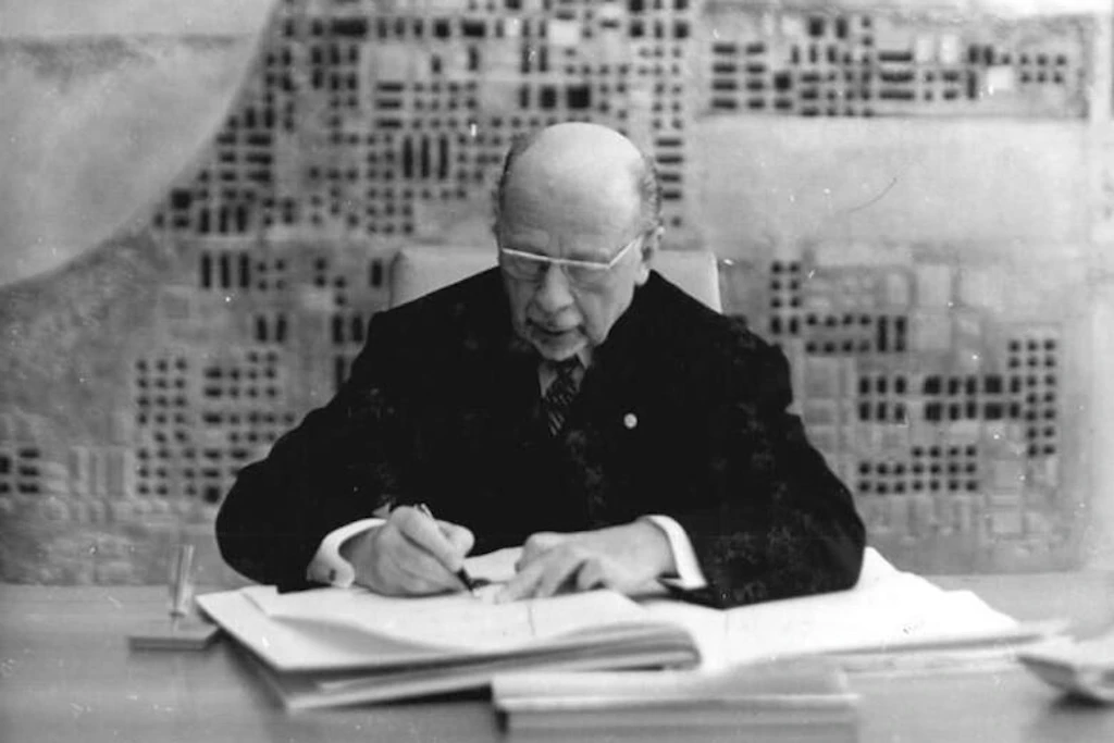 Ulbricht bei der Unterzeichnung der neuen Verfassung im Rahmen eines Staatsaktes am 8. April 1968