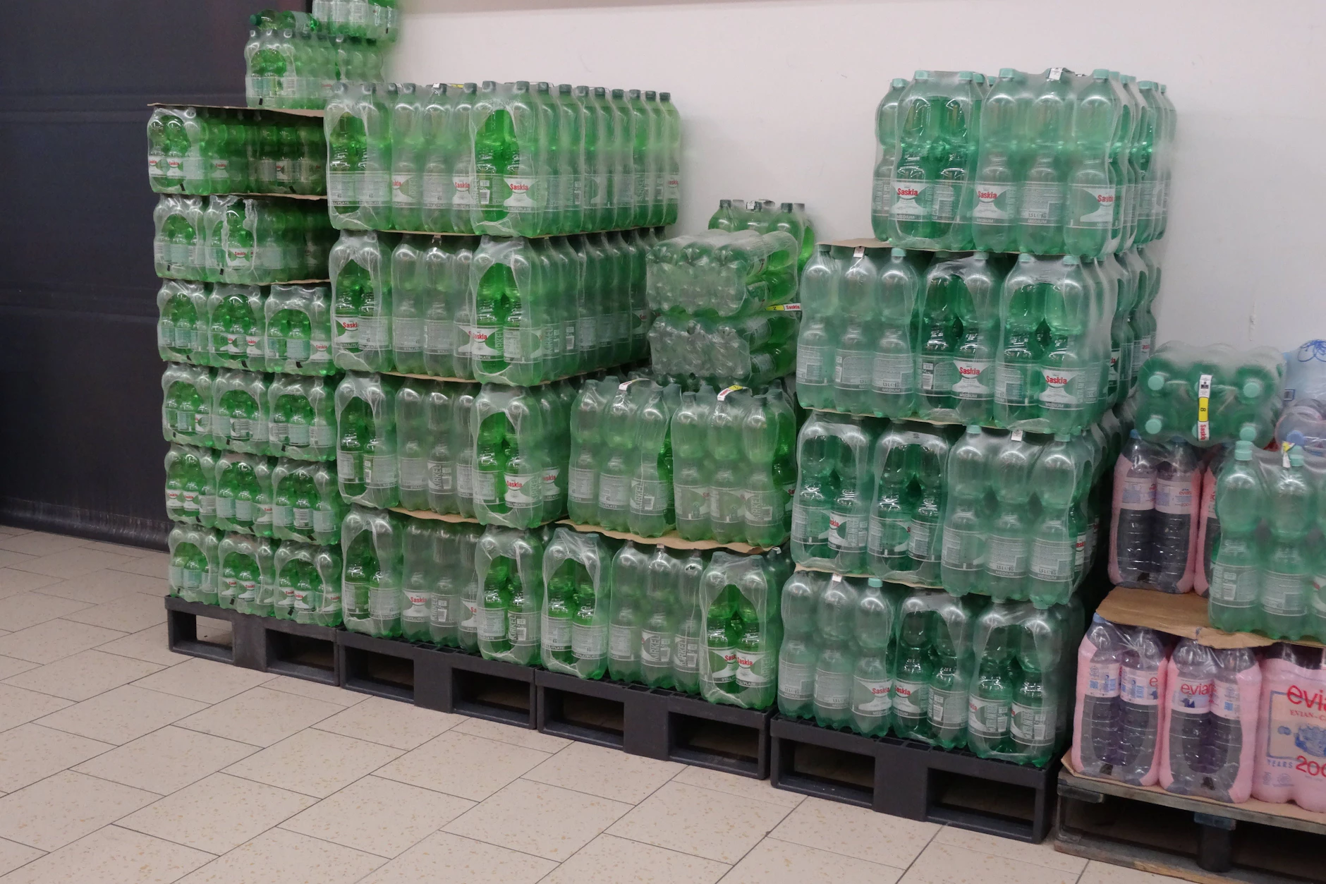 Durch den Verzicht auf Glasflaschen für Wasser spart sich Lidl eine Menge Platz.