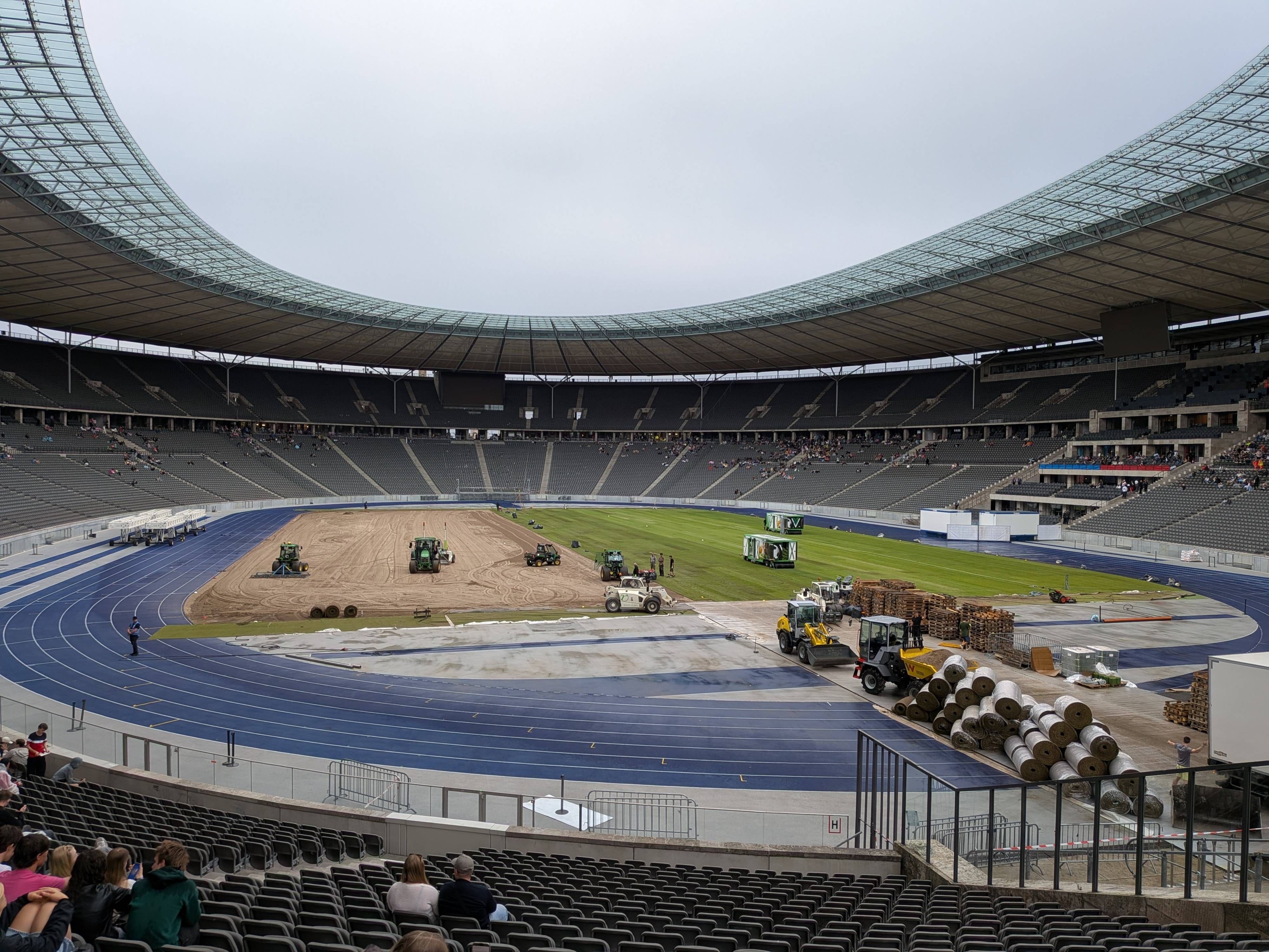 „Nur mit Turnschuhen“: Wie Hertha-Trainer Leitl sich aufs Olympiastadion einstellt