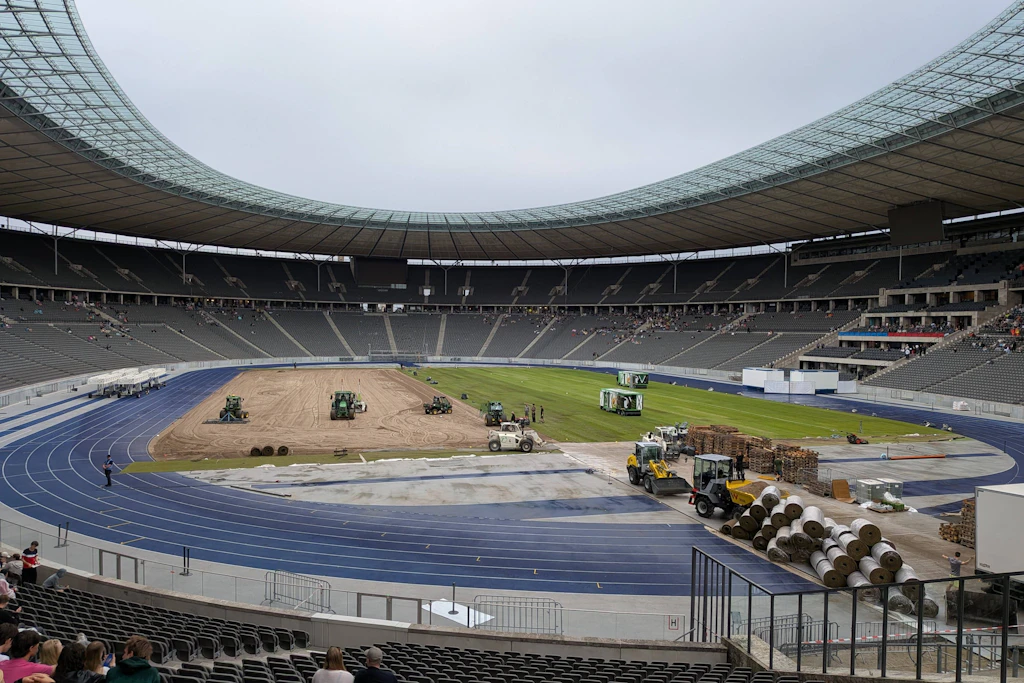 Erst vor wenigen Tagen wurde im Berliner Olympiastadion der Rasen für die neue Saison ausgerollt.