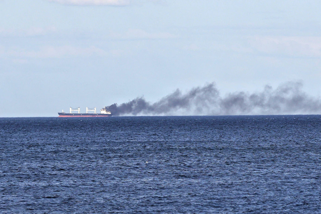 Schwarzer Rauch steigt von einem getroffenen Frachter auf dem Schwarzen Meer vor Odessa auf.