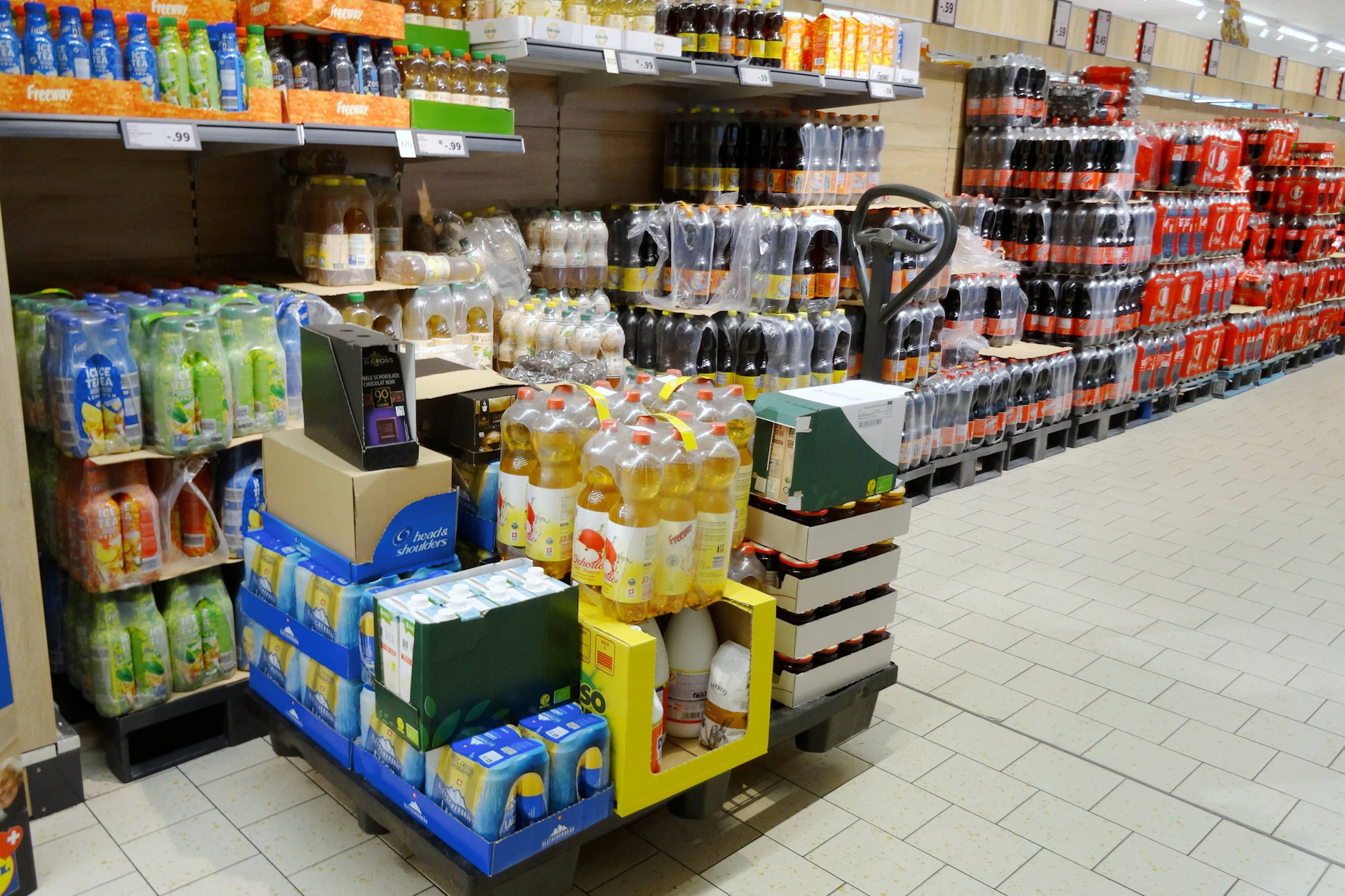 Plastikflaschen bei Lidl, wohin das Auge reicht. Dahinter steckt <a href="https://www.berliner-kurier.de/panorama/lidl-stellt-alle-3271-deutschen-filialen-um-das-aendert-sich-jetzt-li.10035083">eine bewusste Entscheidung des Konzerns</a>.