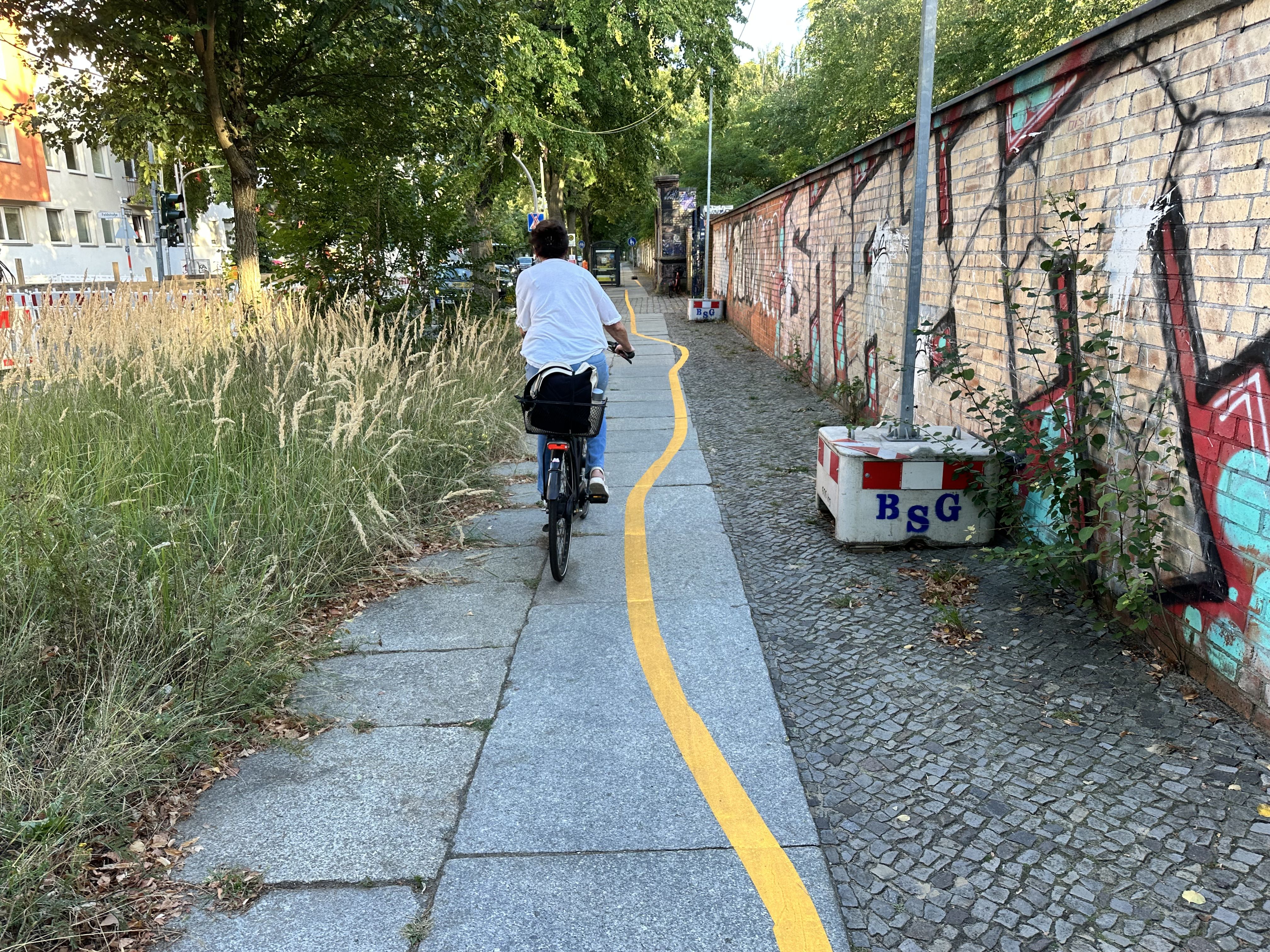 Was soll dieses Herumgeeiere? Das ist Berlins betrunkenster Radweg